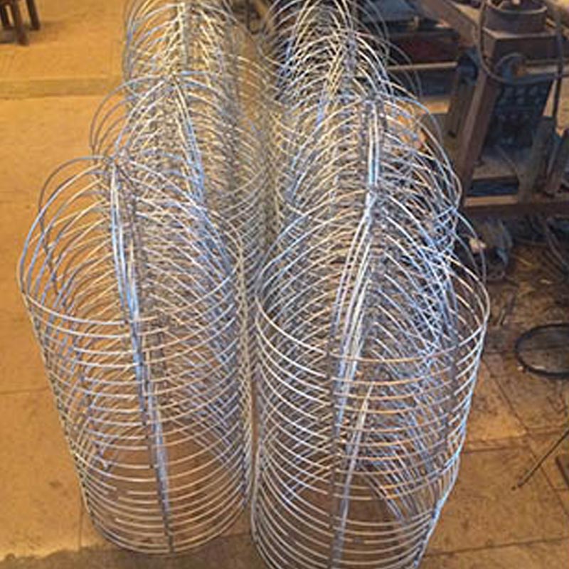 包胶铁线为网面做成的防护网、隔离栅，就叫做勾花护栏网
